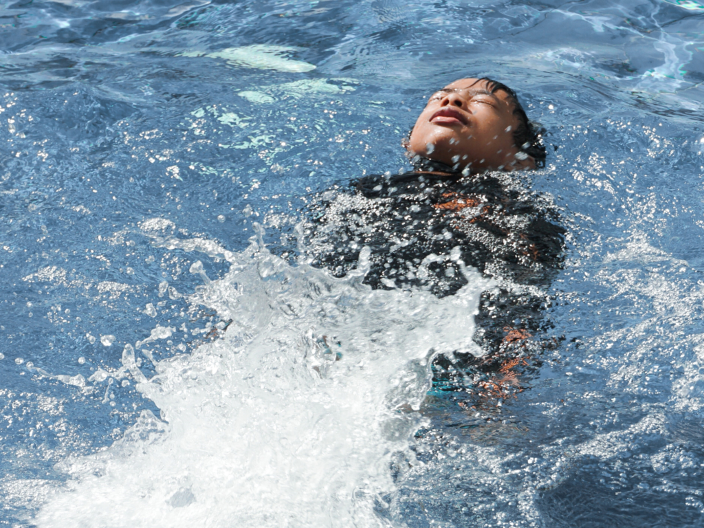 Kind beim Schwimmen im Schwimmbad