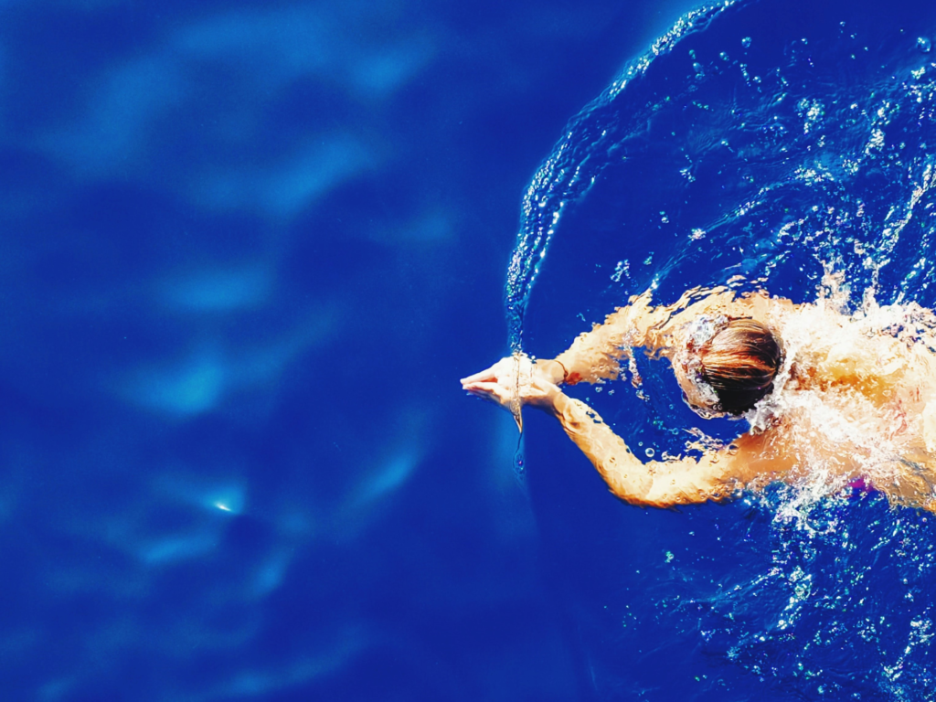 Kind beim schwimmen in Schwimmschule